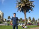 Fred posant a St Kilda, banlieue sud de Melbourne, au bord de la mer.